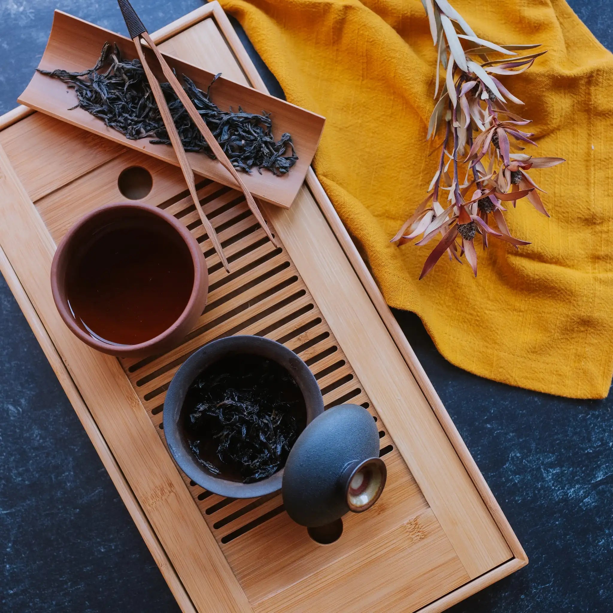 tea boat with gaiwan of rock oolong 